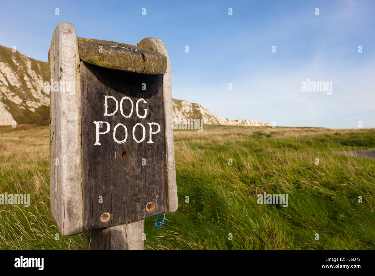 Cane cacca bin su una riserva faunistica, Samphire Hoe, Kent, Regno Unito Foto Stock