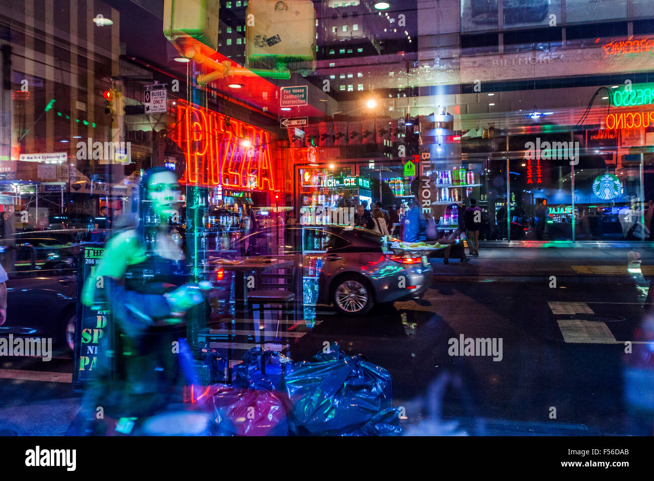 Riflessioni in una finestra, Times Square di notte, Midtown Manhattan , New York City, Stati Uniti d'America. Foto Stock