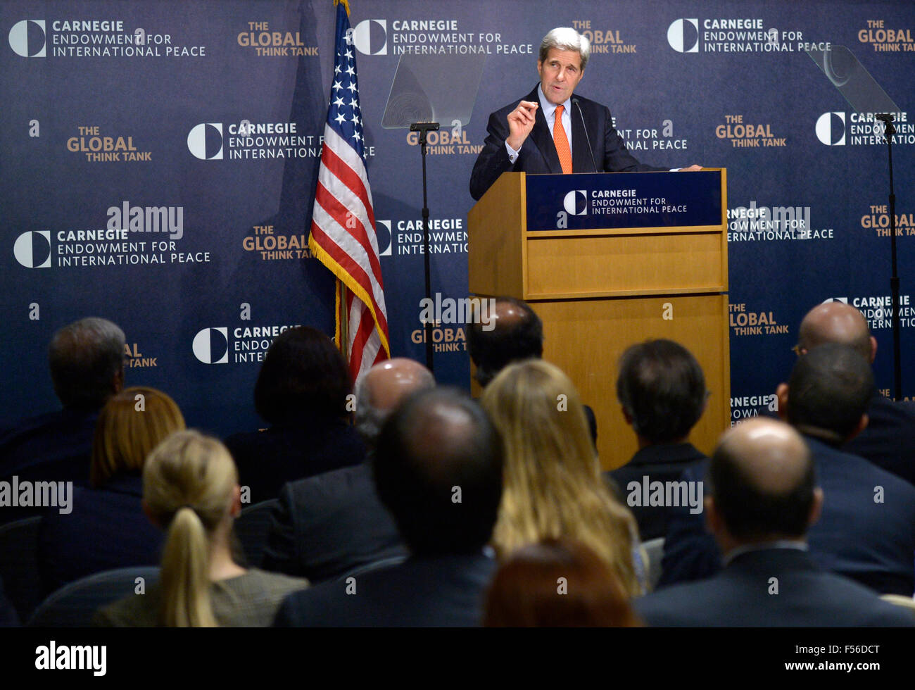 Washington, DC, Stati Uniti d'America. 28 ott 2015. Stati Uniti Il segretario di Stato John Kerry discute di politica degli Stati Uniti verso il Medio Oriente presso la Carnegie Endowment per la pace internazionale di Washington, DC, Stati Uniti, 28 ottobre 2015. John Kerry ha detto mercoledì che questa settimana di colloqui internazionali sulla Siria in Vienna sarà la migliore occasione per salvare il paese dilaniato dalla guerra. Credito: Yin Bogu/Xinhua/Alamy Live News Foto Stock