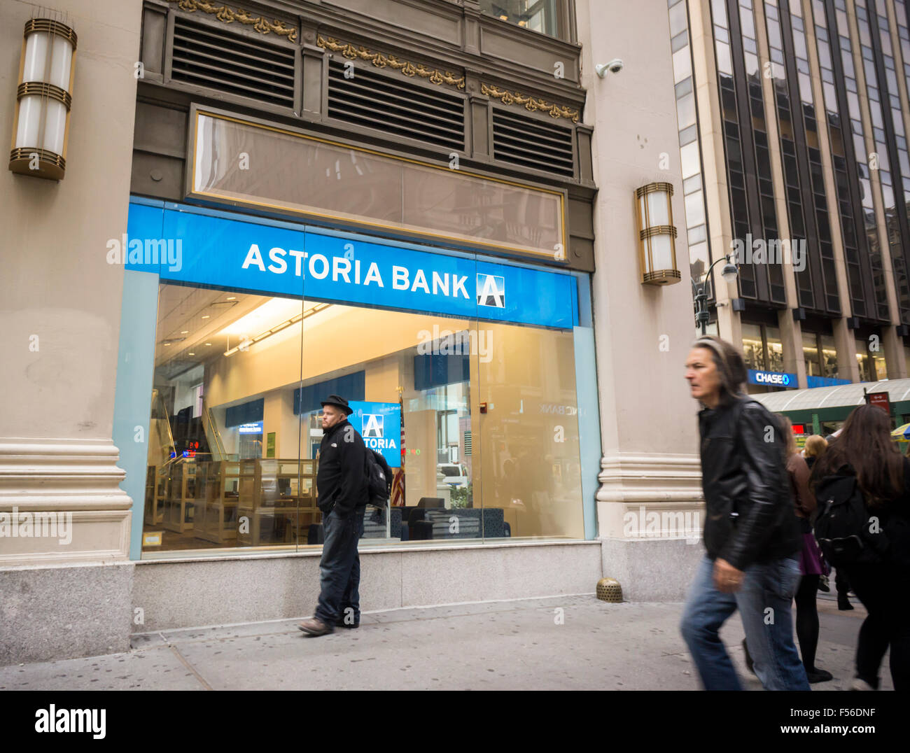 File immagine: un ramo di Manhattan di Astoria Financial Bank in New York Sabato, 24 ottobre 2015. Astoria Financial è segnalato per essere ad esplorare una vendita a causa della pressione esercitata dalle Basswood Capital Management, un attivista investitore. (© Richard B. Levine) Foto Stock