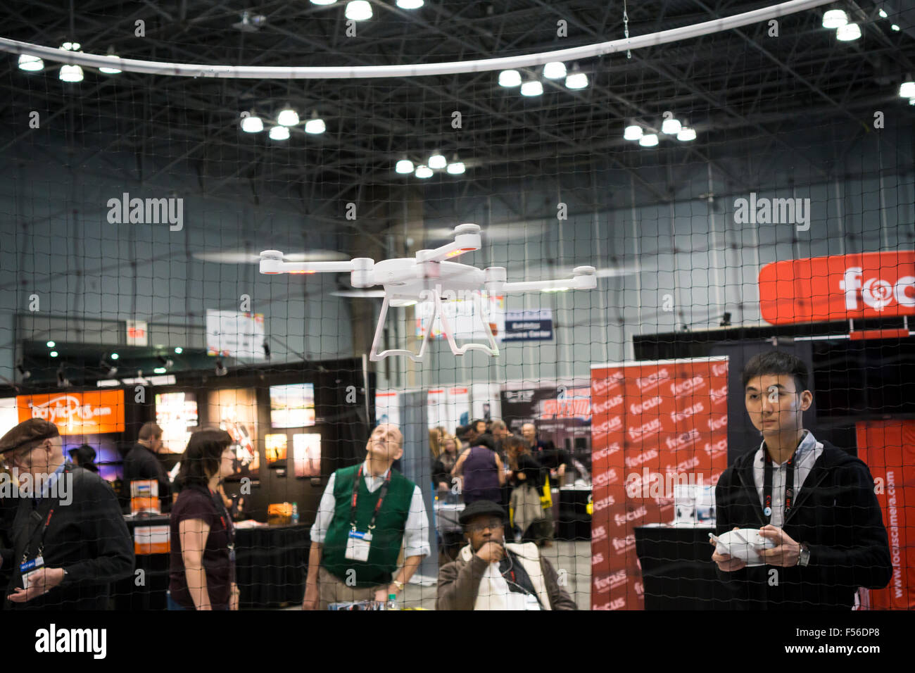 Un drone commerciale è dimostrato ad un trade show di New York venerdì 23 ottobre, 2015. Il Dipartimento statunitense dei trasporti ha convocato una task force per consigliare i parametri per i drone registrazione, con un lasso di tempo che la normativa sarà pronto per il Natale. (© Richard B. Levine) Foto Stock