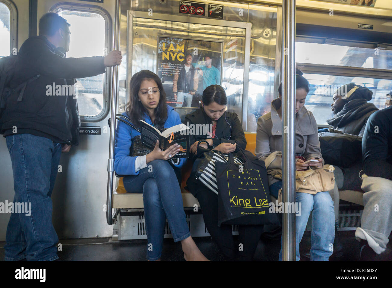 I passeggeri sul treno d linea di metropolitana a New York Sabato, Ottobre 17, 2015. (© Richard B. Levine) Foto Stock