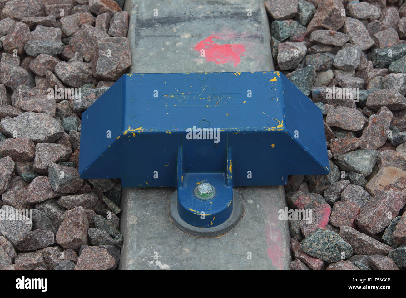 Un grande magnete permanente situato in mezzo alla pista per attivare i treni AWS automatico Sistema di avvertimento quando viene passato su Foto Stock