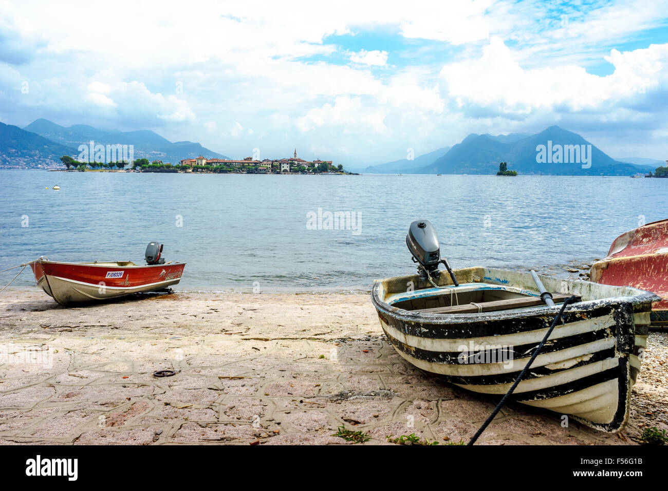 Barche ormeggiate davanti Isola Pescatori sul Lago Maggiore in estate. Foto Stock