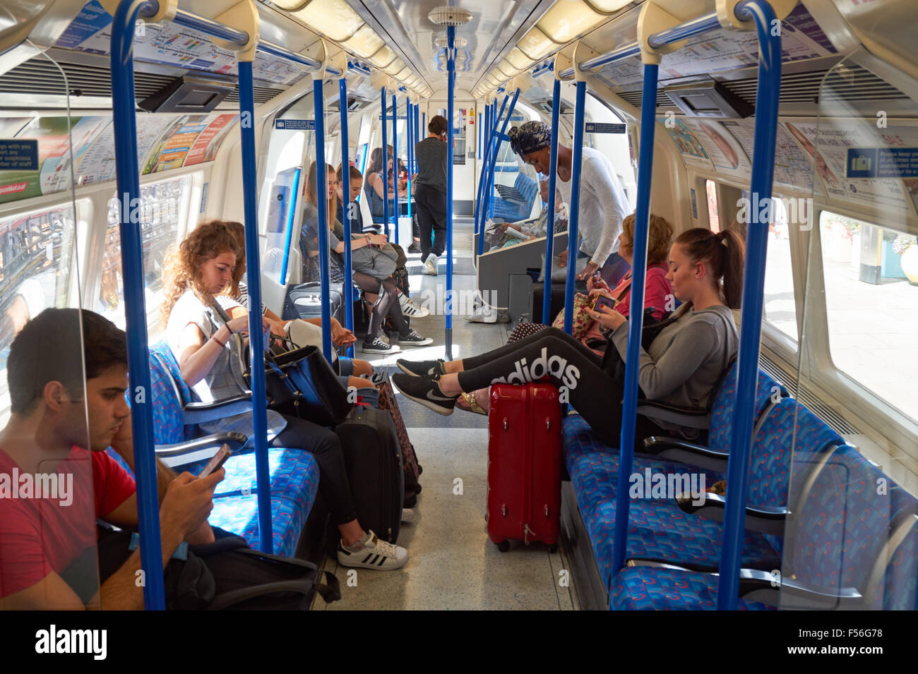 Passeggeri all'interno del Nord metropolitana linea carrello,Londra Inghilterra Regno Unito Regno Unito Foto Stock
