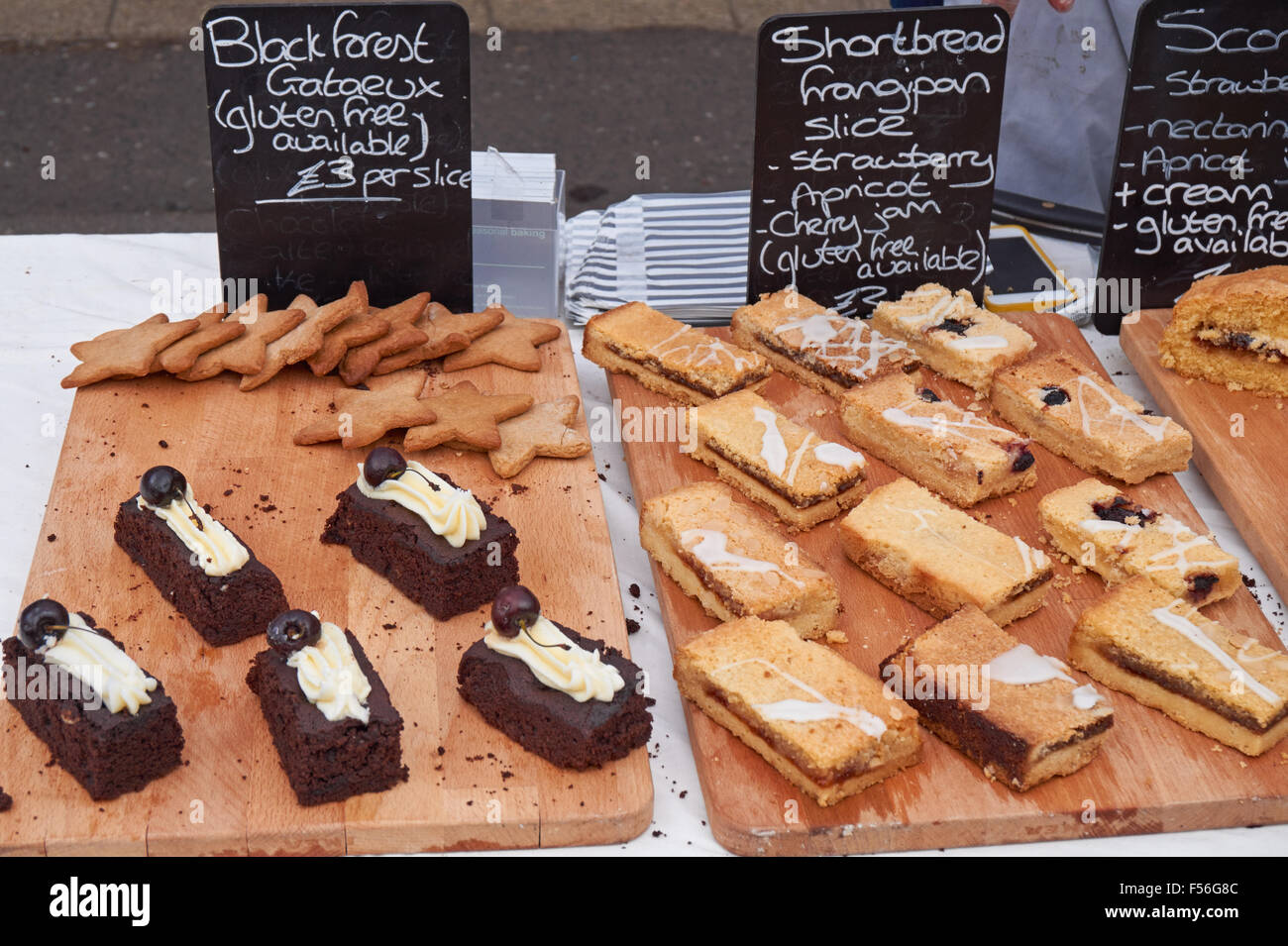 Dolci artigianali fatti in casa in vendita Foto Stock