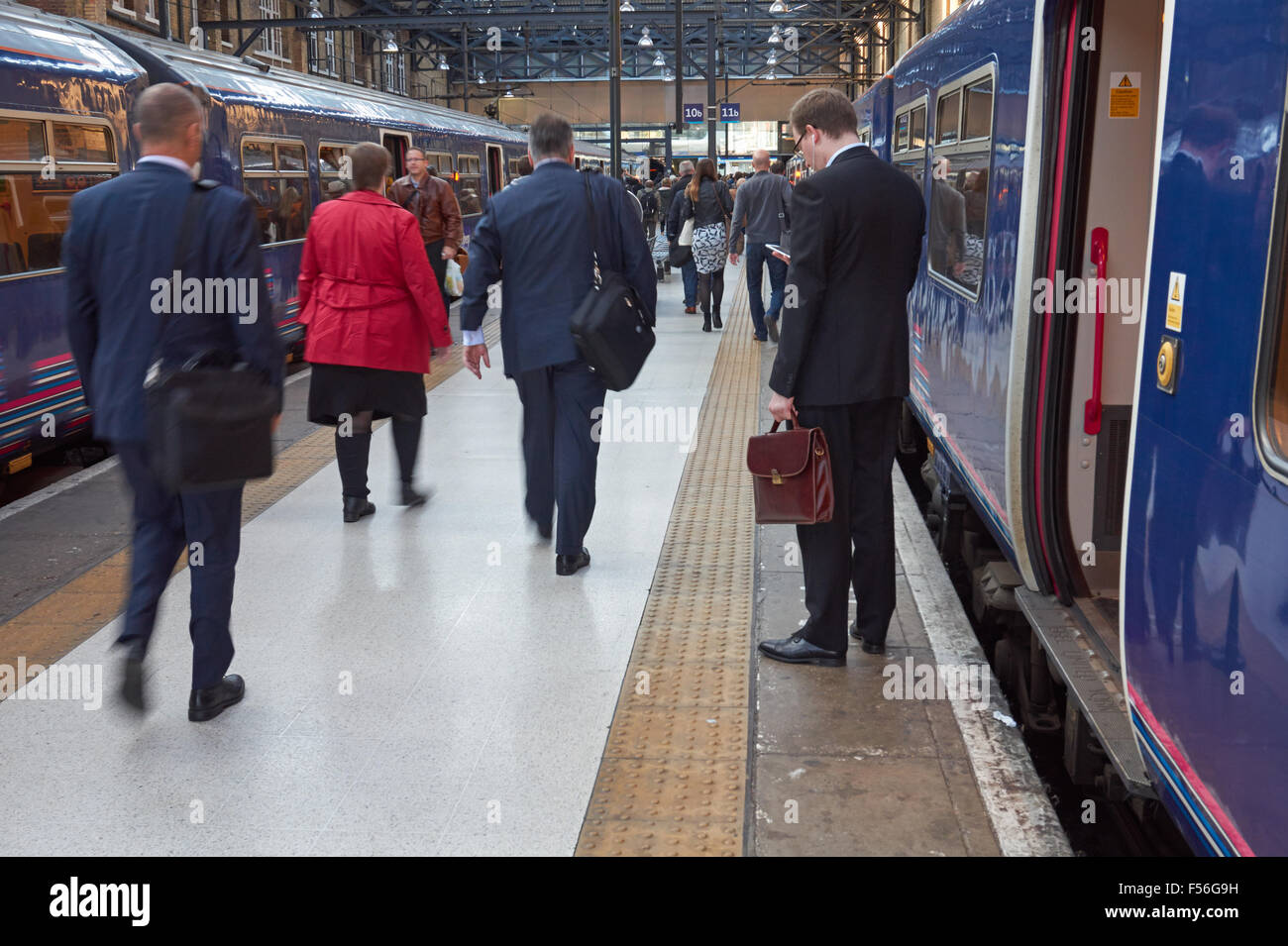 I passeggeri in partenza treno a King Cross per ferrovia stazione ferroviaria, Londra England Regno Unito Regno Unito Foto Stock