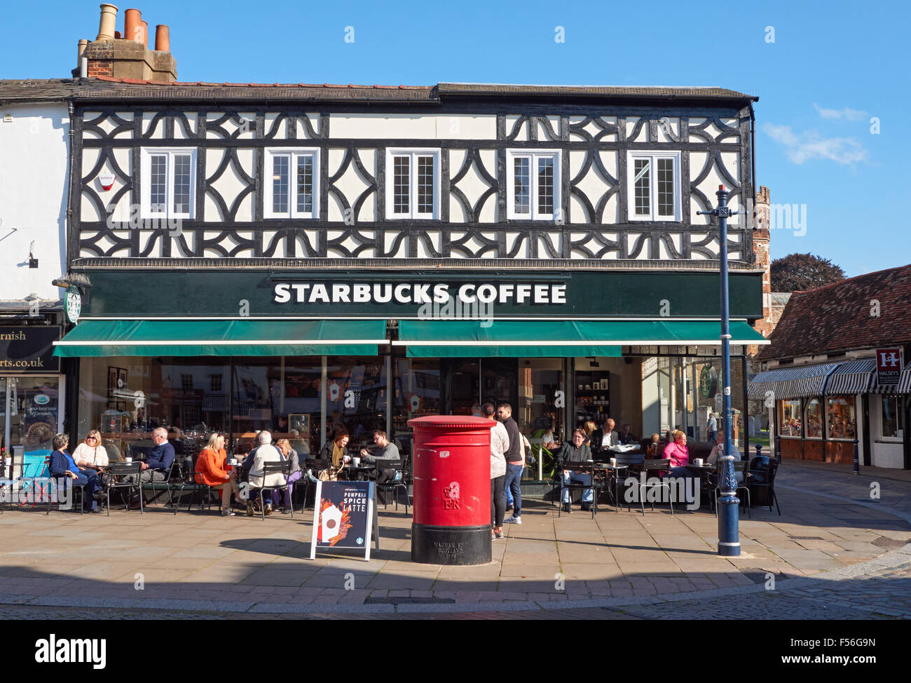 Caffè Starbucks Cafe a Hitchin England Regno Unito Regno Unito Foto Stock