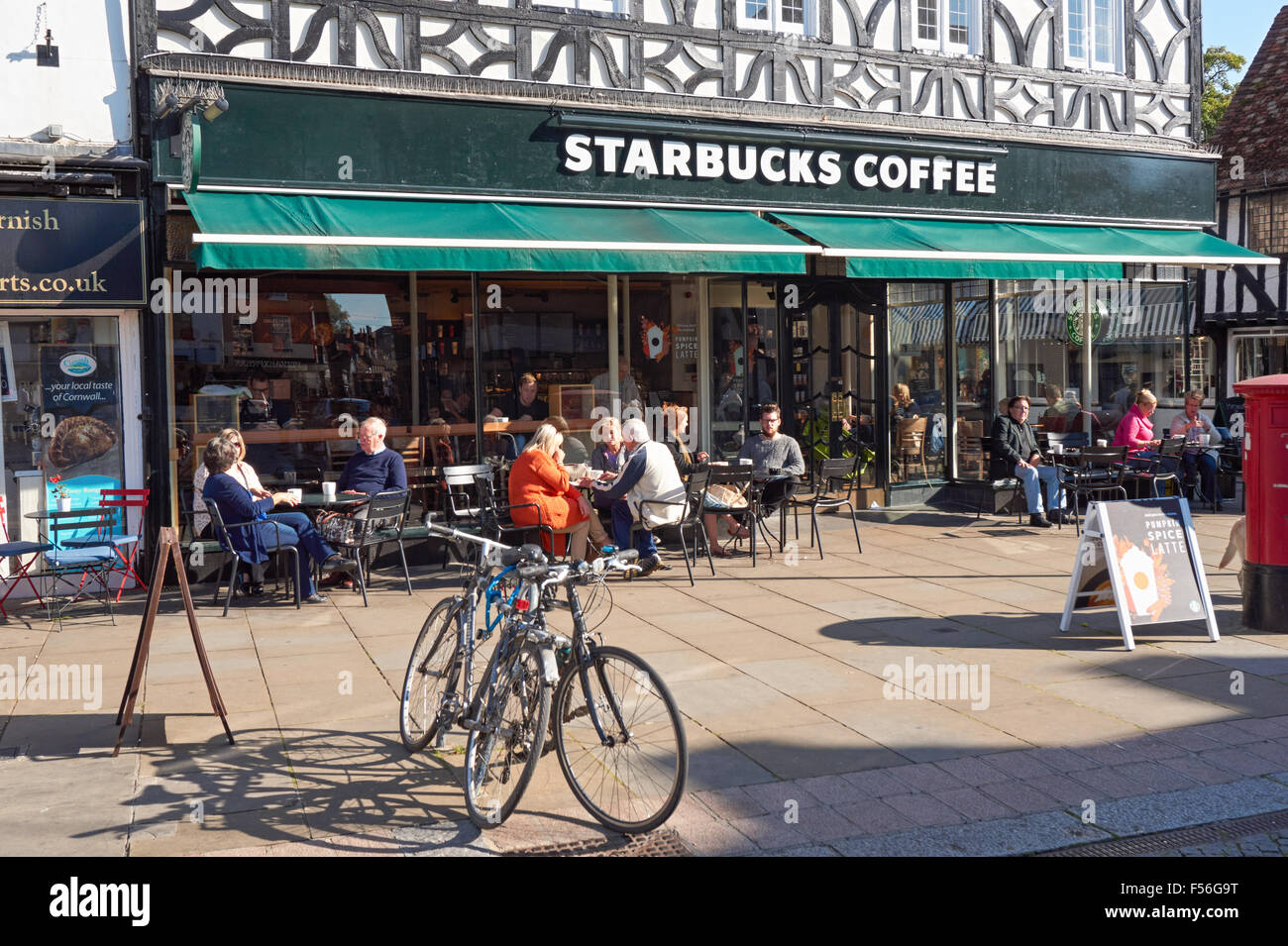 Caffè Starbucks Cafe a Hitchin England Regno Unito Regno Unito Foto Stock