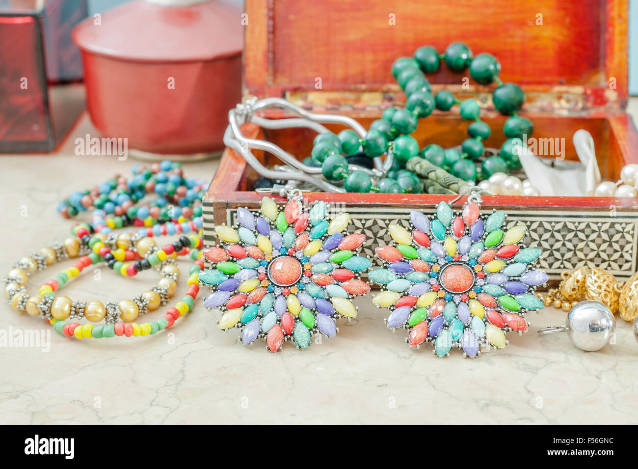 Orecchini e braccialetti colorati perle di plastica. bigiotteria per le donne Foto Stock