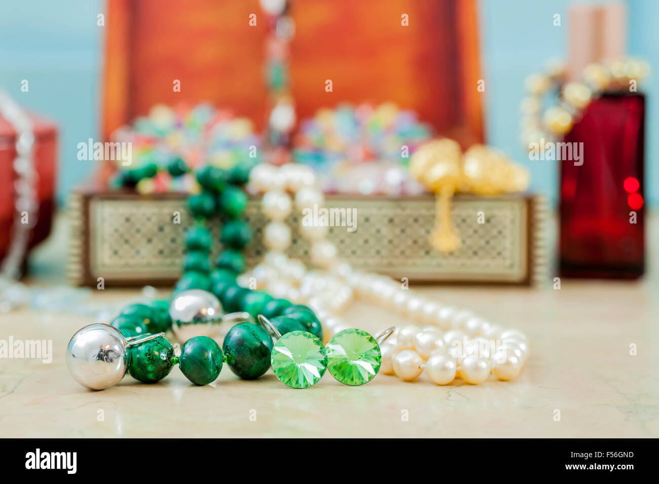 Orecchini Bracciali e collane. Bigiotteria per donna Foto Stock