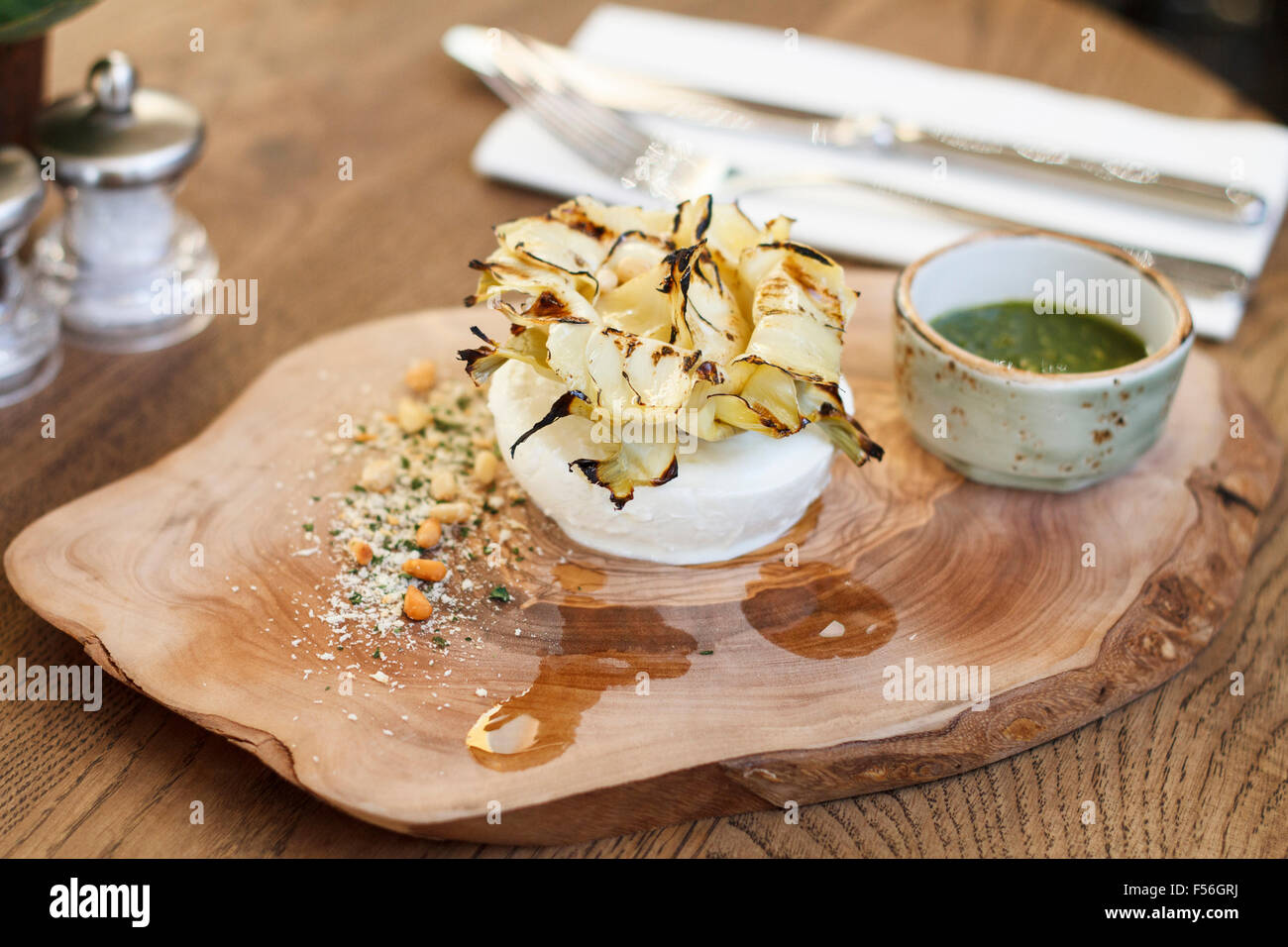 Carciofo di mozzarella di bufala al pesto su una tavola di legno Foto Stock