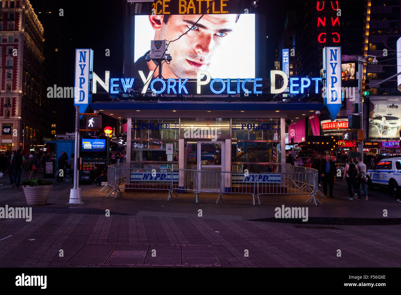 Il New York Police Department NYPD, Times Square di notte, Midtown Manhattan , New York City, Stati Uniti d'America. Foto Stock