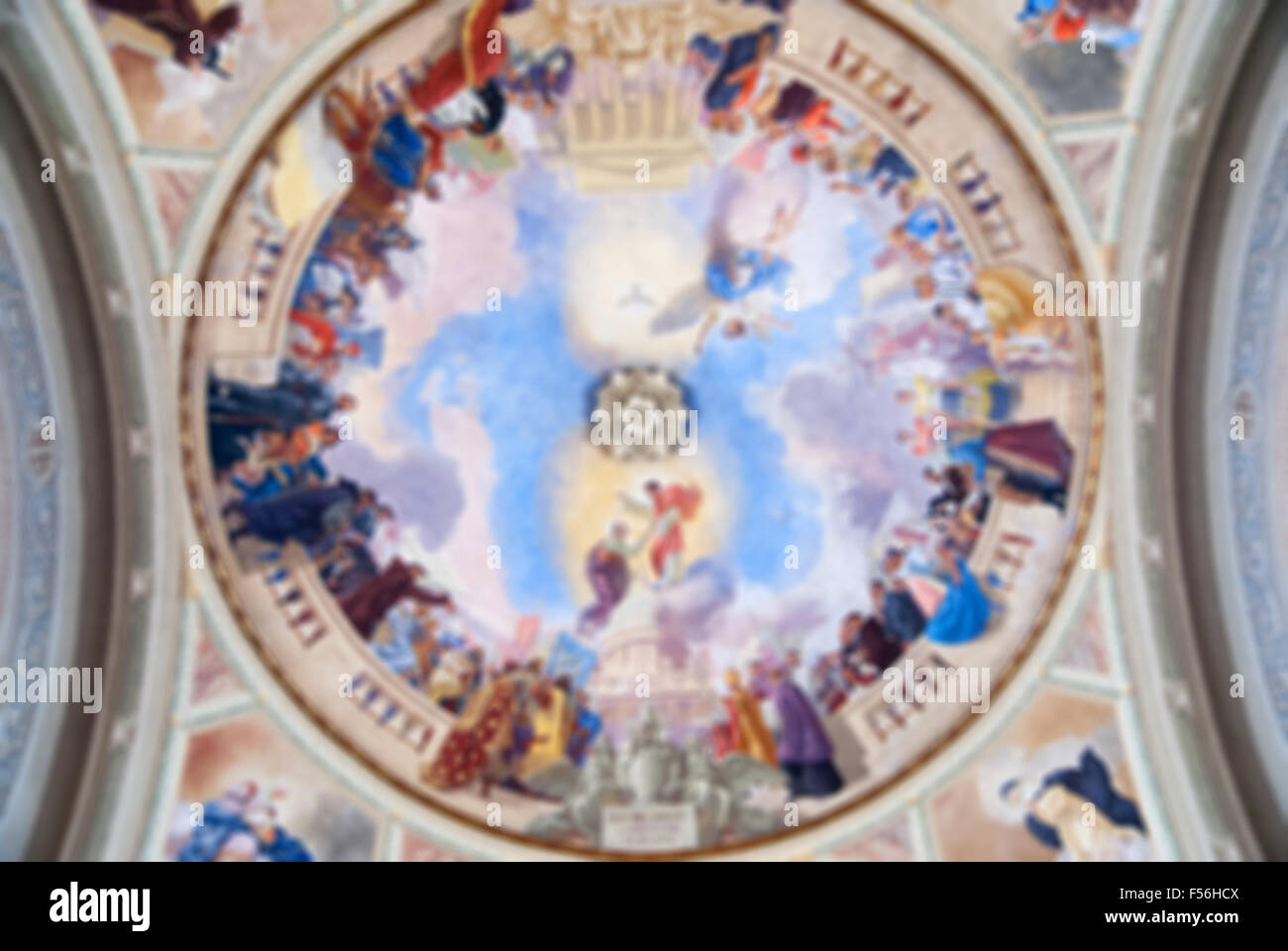 Cupola del tempio, astratto di sfocatura dello sfondo. Riccamente decorate con dettagli in oro e pareti dipinte il grandangolo Foto Stock