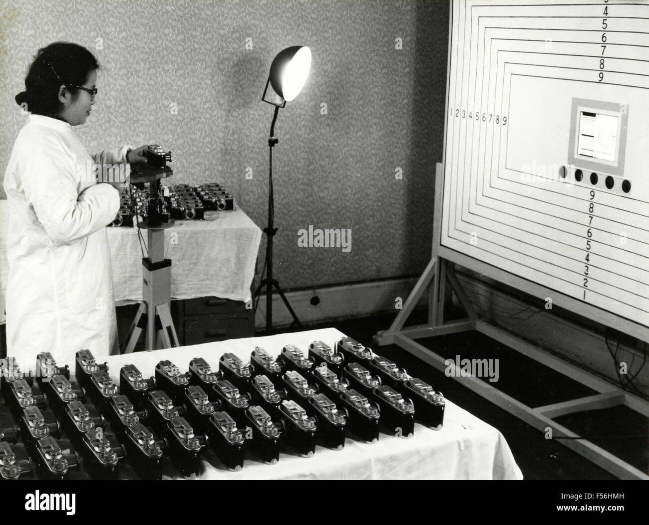 Un dipendente della camera di Shanghai funziona prova telecamere, Cina Foto Stock