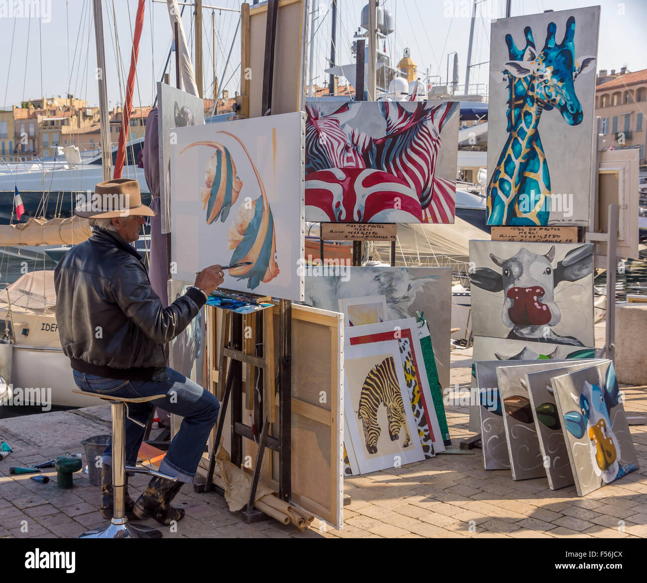 Artista pittura presso il porto di Saint Tropez, Francia. Foto Stock