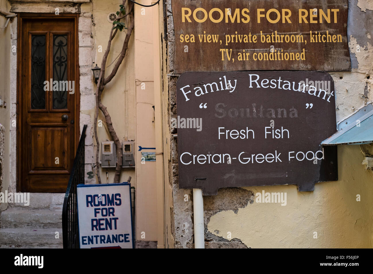 La pubblicità per le camere in affitto e pesce fresco a Chania, sull'isola di Creta in Grecia Foto Stock