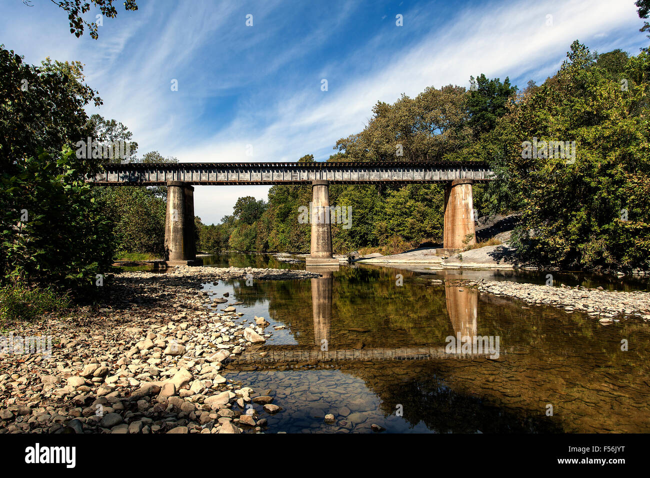 Una giornata perfetta per fotografare il treno ponte al di sopra della forcella del nord fiume Shenandoah in Virginia. Foto Stock