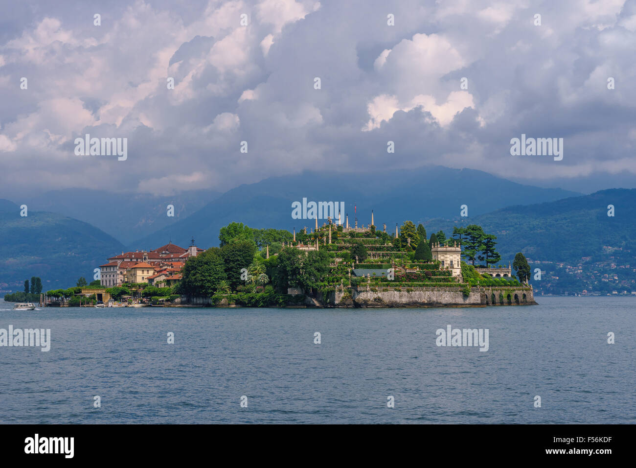 Isola Bella sotto le nuvole sul Lago Maggiore. Il Piemonte e la Lombardia, Italia. Foto Stock
