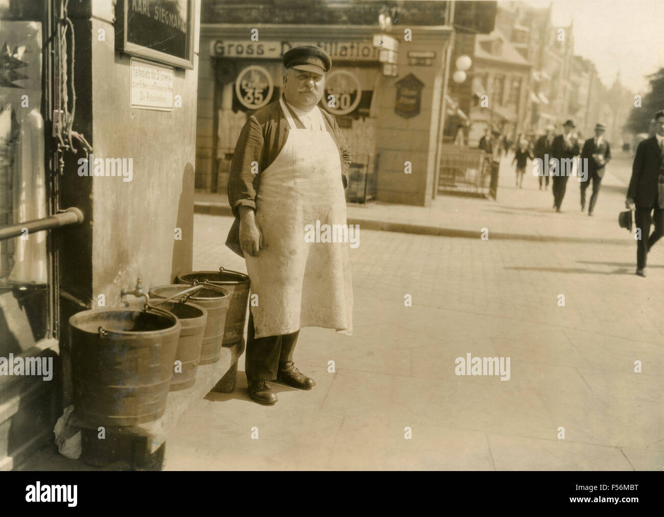 Shop lungo una strada di Berlino, Germania Foto Stock