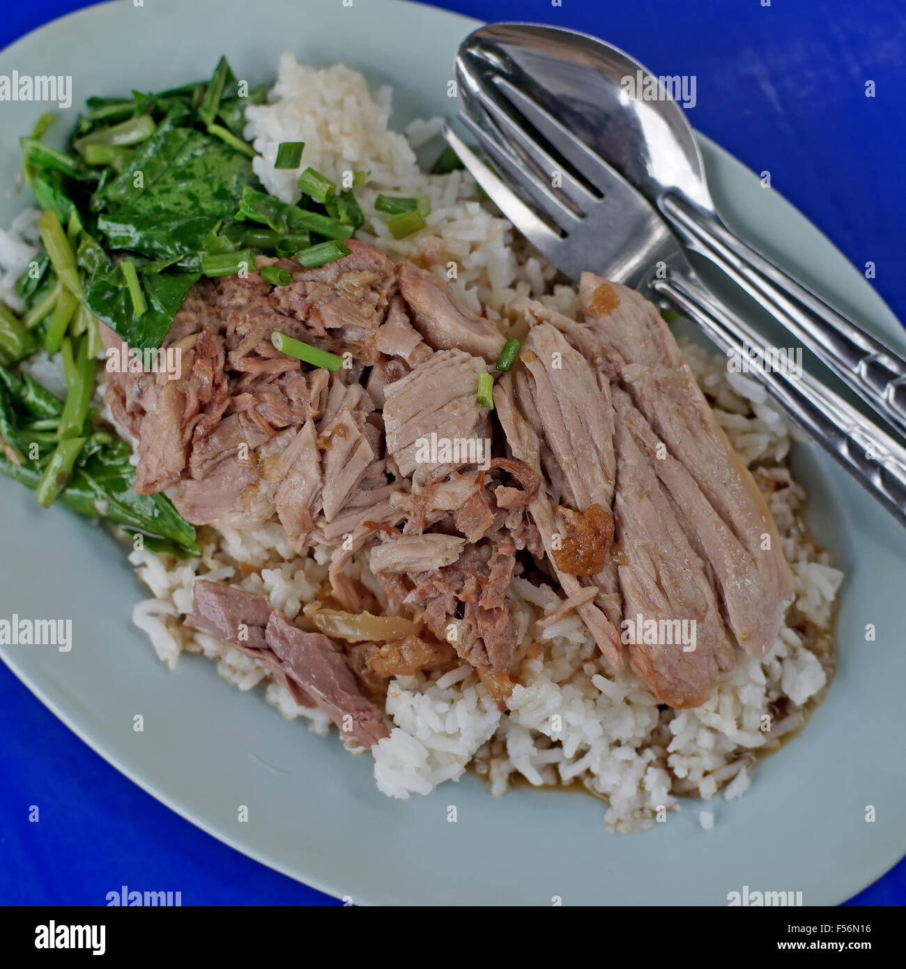 Delizioso cibo tailandese, stufati di carne di maiale della gamba sul riso Foto Stock