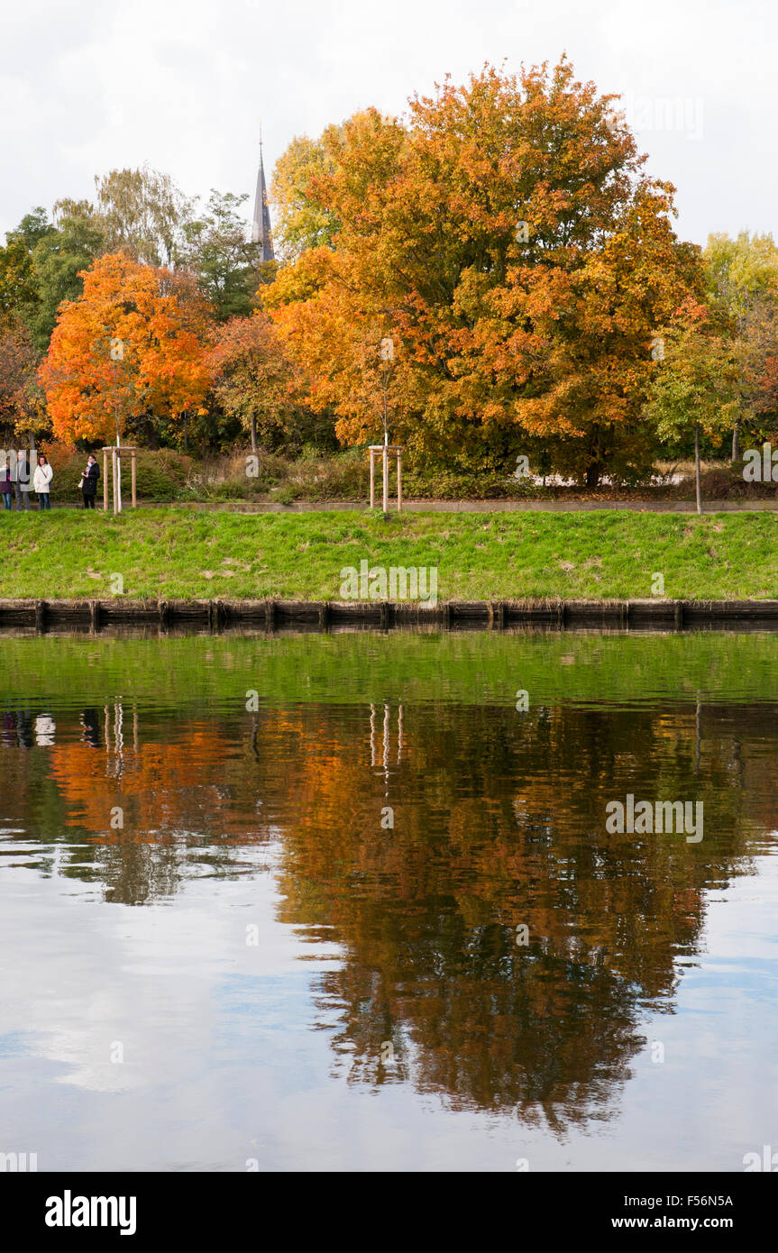 Autunno colori riflessi nel canale che circonda la vecchia città di Lubecca, Germania Foto Stock