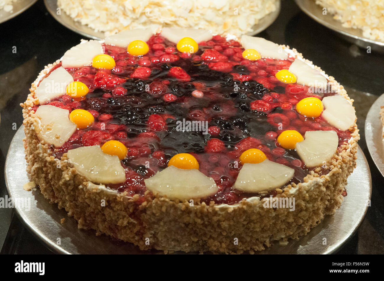 Torta visualizzata in una pasticceria a Lubecca, Germania Foto Stock