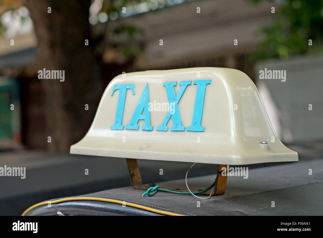 Il vecchio segno taxi sul tetto di tuk-tuk auto Foto Stock