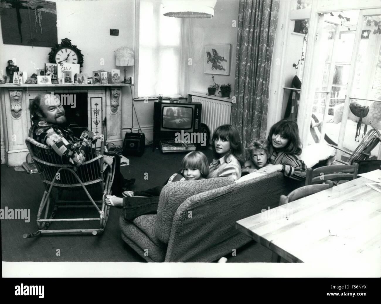 1972 - Timothy West e la famiglia nel loro Wandsworth casa comune. ( Da sinistra a destra ) Timoteo, Joe di età compresa tra i 6, Giulietta di 17 anni, Sam di età compresa tra i 9 e Timoteo la moglie di Prunella. © Keystone Pictures USA/ZUMAPRESS.com/Alamy Live News Foto Stock