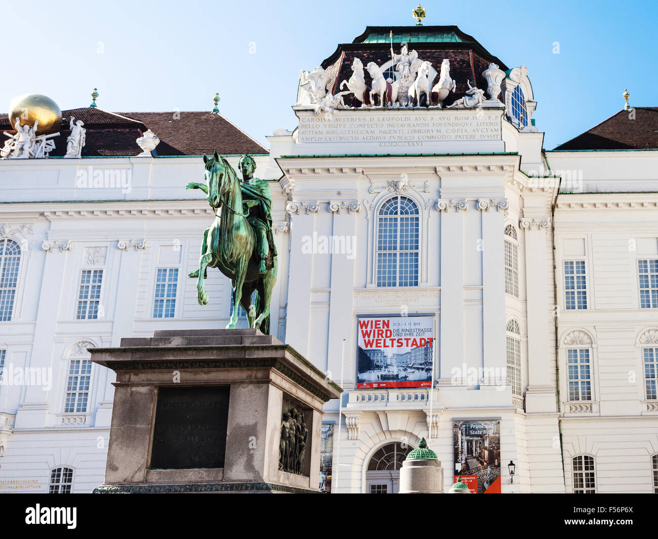 VIENNA, Austria - 1 ottobre 2015: statua equestre e un monumento di imperatore Giuseppe II sulla Josefsplatz presso il Palazzo di Hofburg. La sta Foto Stock