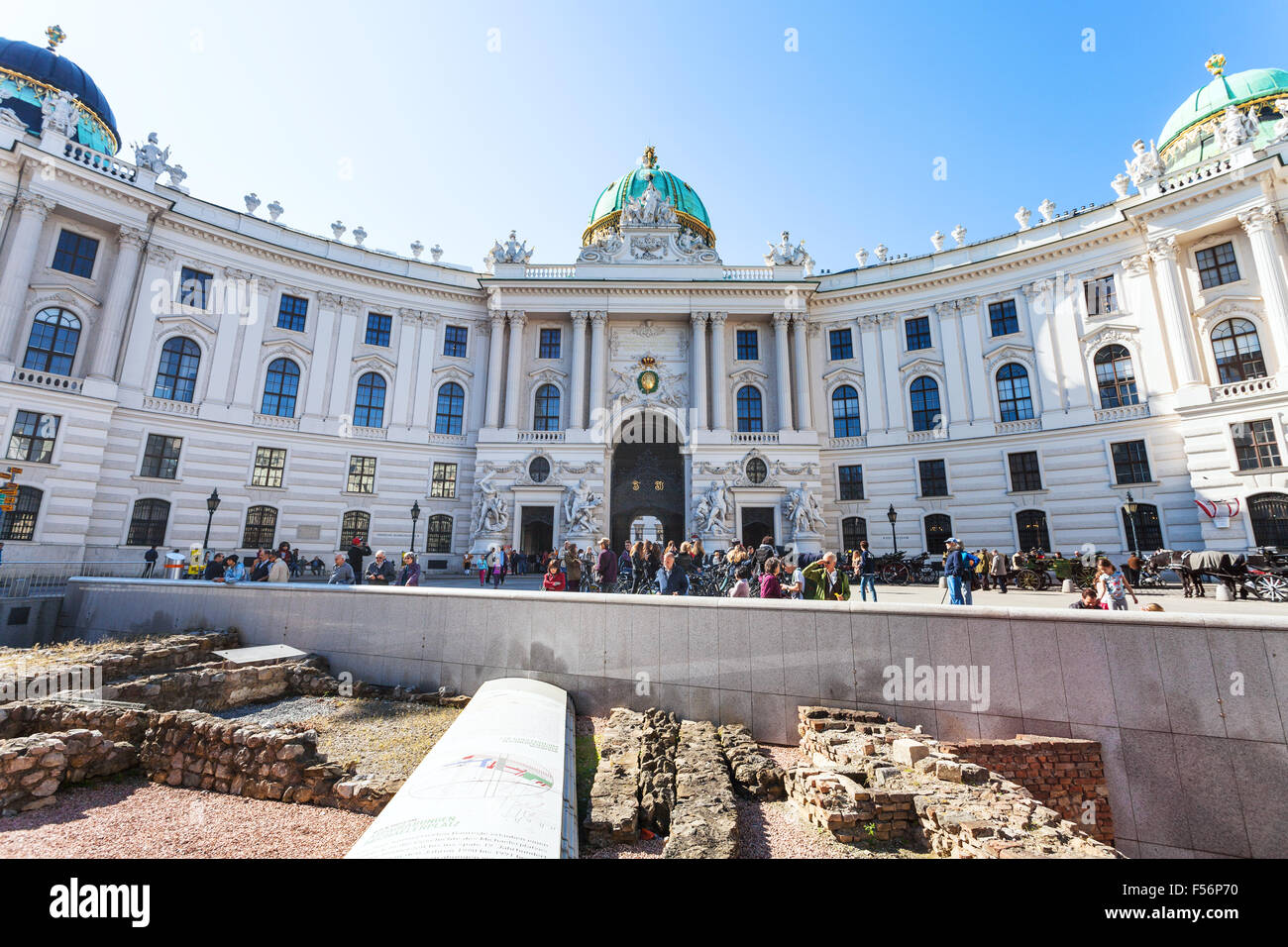 VIENNA, Austria - 1 ottobre 2015: le antiche rovine romane in Vindobona insediamento celtico sulla piazza Michaelerplatz e persone vicino a S Foto Stock