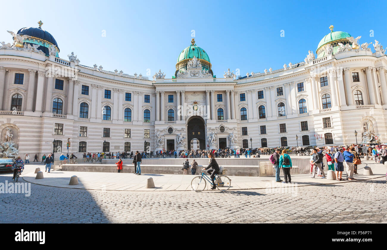VIENNA, Austria - 1 ottobre 2015: la gente sulla piazza Michaelerplatz del Palazzo di Hofburg. Michaelertrakt (ala del palazzo) è stato co Foto Stock