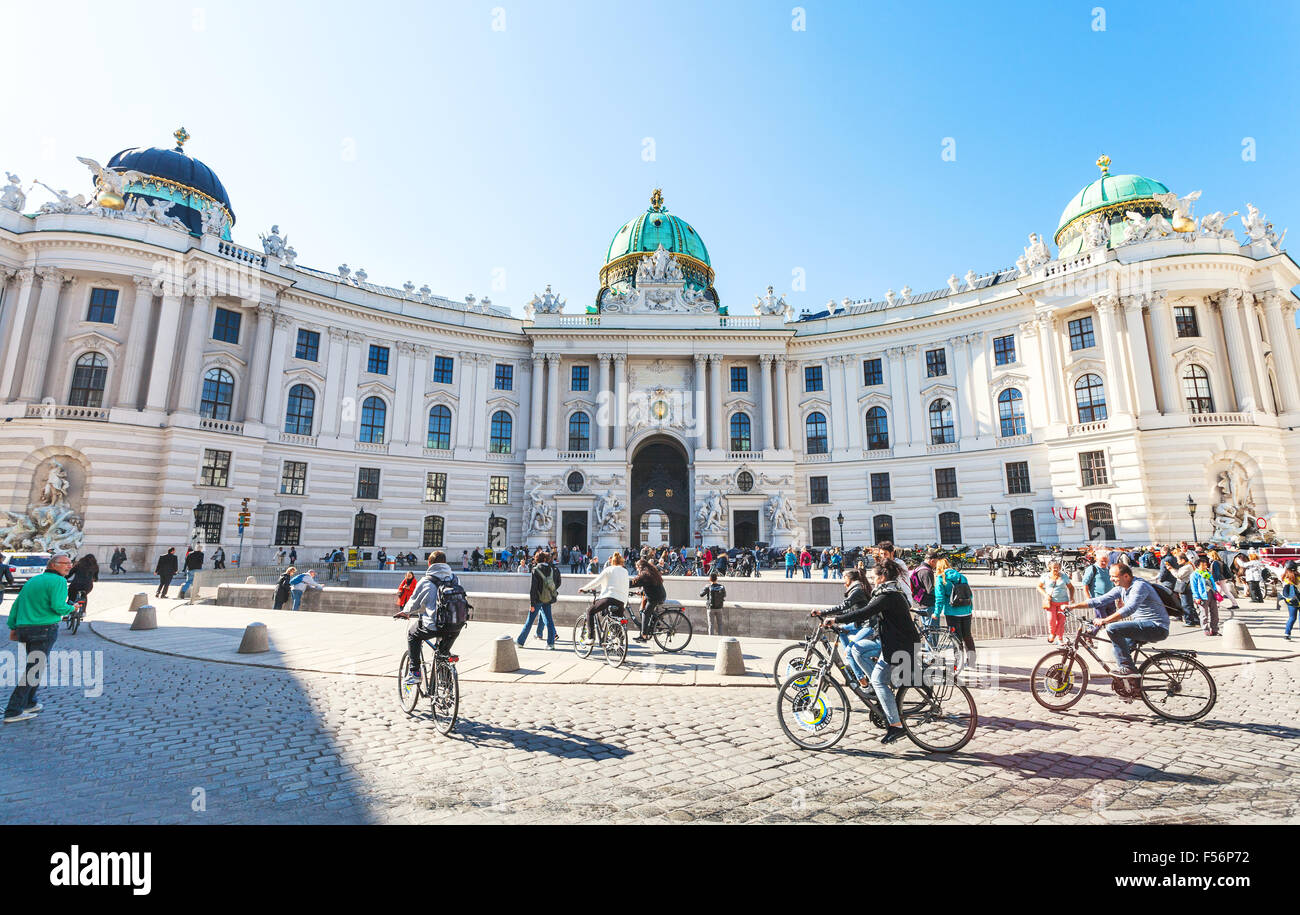 VIENNA, Austria - 1 ottobre 2015: turisti sulla piazza Michaelerplatz del Palazzo di Hofburg. Michaelertrakt (ala del palazzo) era Foto Stock