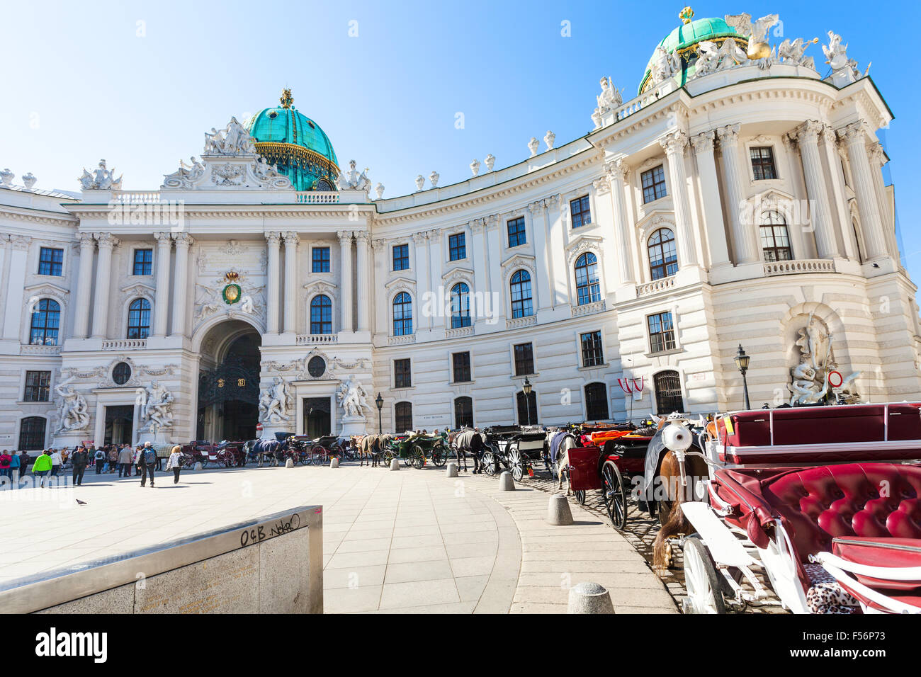 VIENNA, Austria - 1 ottobre 2015: persone e cabine sulla piazza Michaelerplatz del Palazzo di Hofburg. Michaelertrakt è stata completata in corrispondenza di e Foto Stock