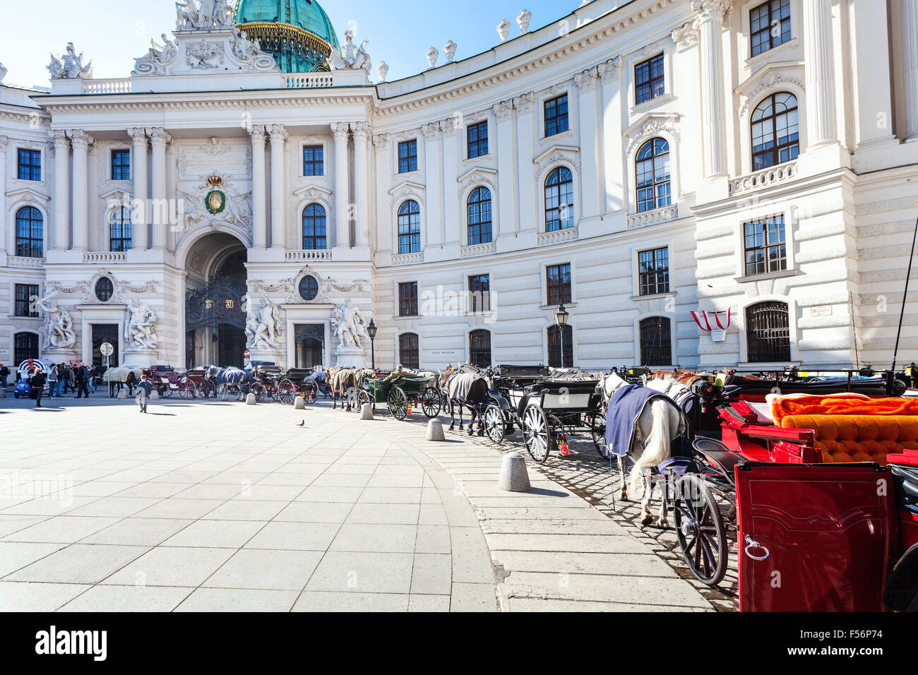 VIENNA, Austria - 1 ottobre 2015: turisti e carrelli su piazza Michaelerplatz del Palazzo di Hofburg. Michaelertrakt è stata complet Foto Stock