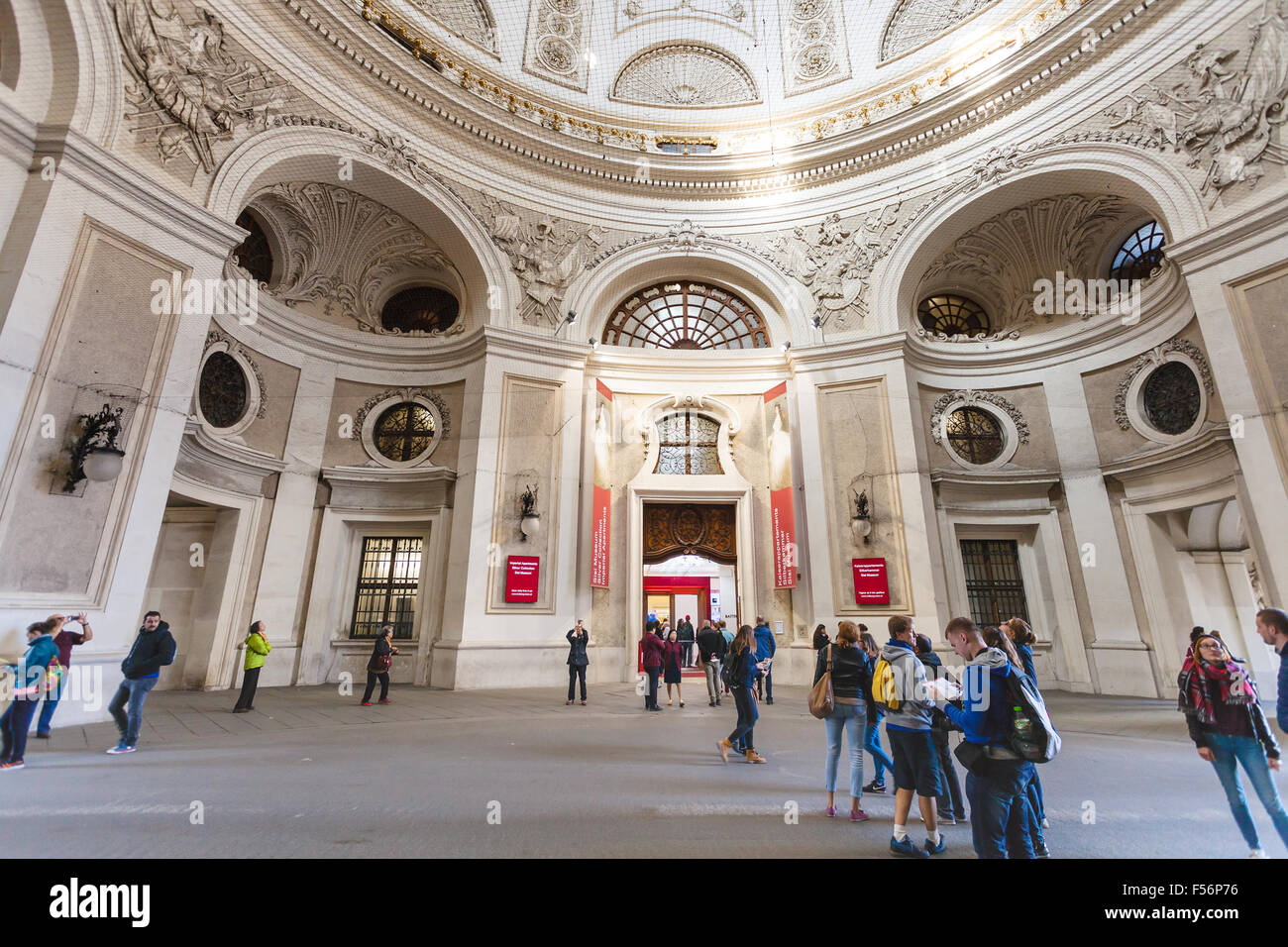 VIENNA, Austria - 1 ottobre 2015: turistici nel cortile del Palazzo di Hofburg in prossimità di porte in l'Imperatrice Sissi appartamenti. Dal 1994 la Foto Stock