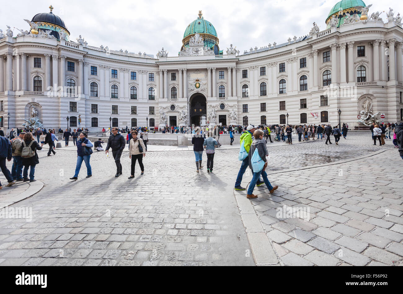 VIENNA, Austria - 27 settembre 2015: turisti sulla piazza Michaelerplatz vicino a San Michele ala Palazzo di Hofburg. È stato Michaelertrakt Foto Stock