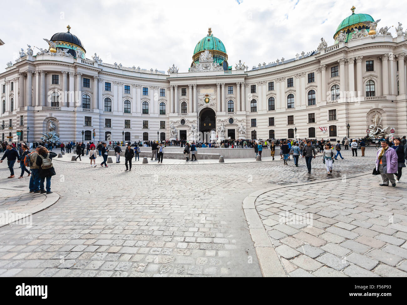 VIENNA, Austria - 27 settembre 2015: la gente sulla piazza Michaelerplatz vicino a San Michele ala Palazzo di Hofburg. Michaelertrakt era c Foto Stock