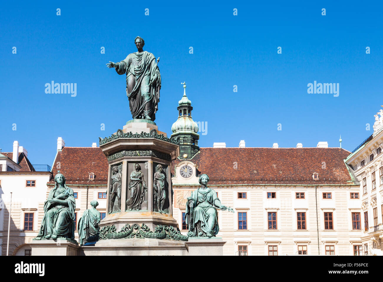Viaggiare per la città di Vienna - statua dell'Imperatore Francesco I nel cortile di Amalienburg Palazzo di Hofburg di Vienna, Austria Foto Stock