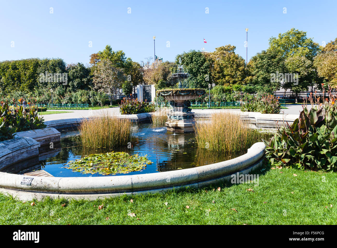 Viaggiare per la città di Vienna - Fontana in Volksgarten (Persone giardino) parco pubblico di Hofburg di Vienna, Austria. Foto Stock