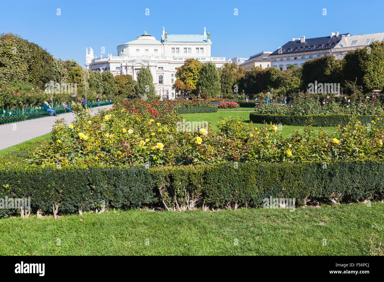 Viaggiare per la città di Vienna - Volksgarten (Persone giardino) parco pubblico e vista del Burgtheater edificio, Hofburg di Vienna, Austria. Foto Stock