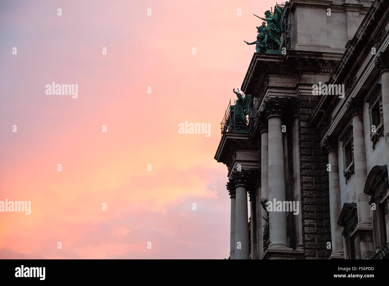 Viaggiare per la città di Vienna - rosa sunrise e Neue Burg del Palazzo di Hofburg a Vienna, Austria Foto Stock