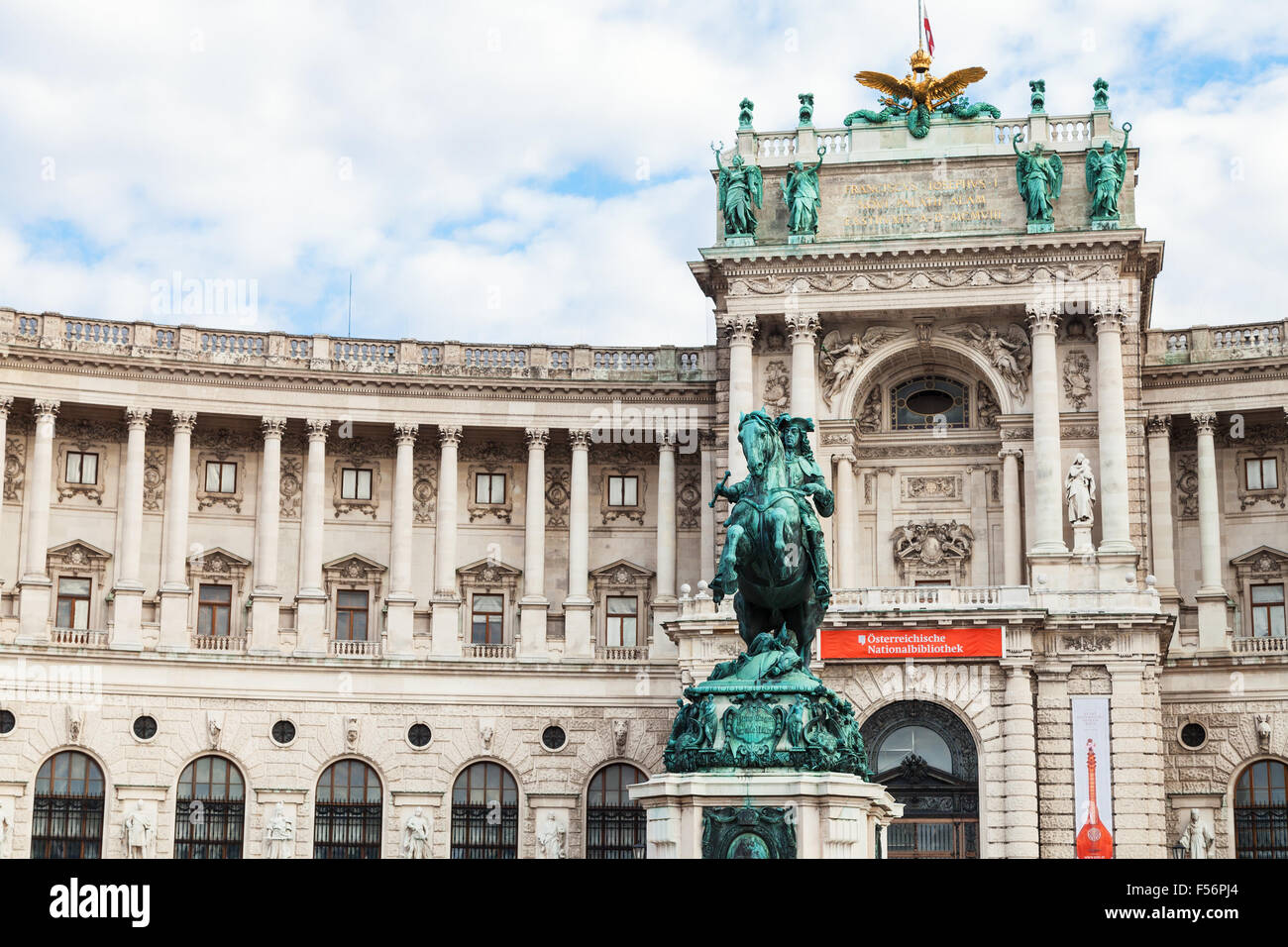VIENNA, Austria - 27 settembre 2015: Neue Burg e statua del Principe Eugenio di Savoia nel Palazzo di Hofburg. Nuova ala del castello oggi ho Foto Stock