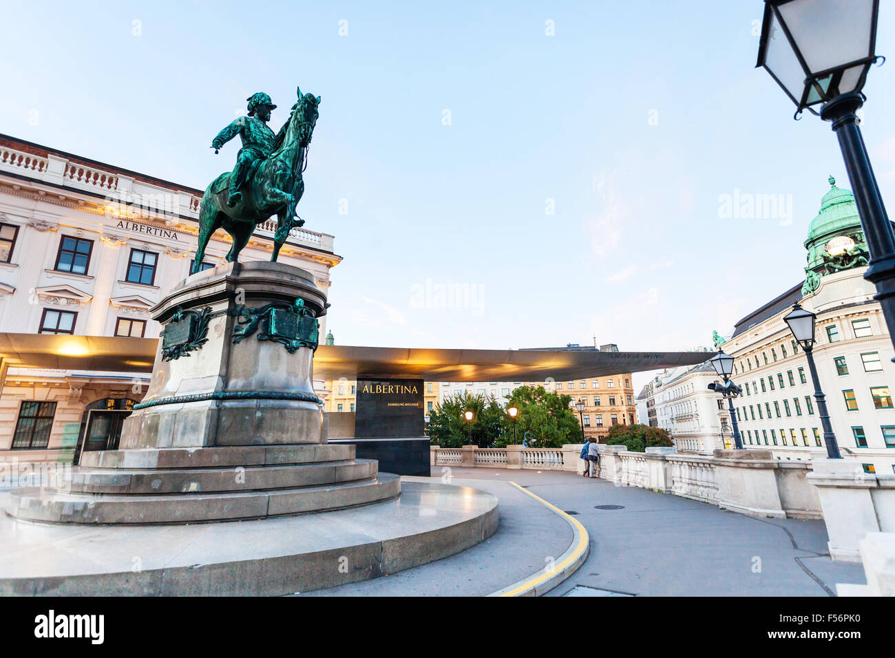 VIENNA, Austria - 28 settembre 2015: Franz Joseph I statua vicino al Museo Albertina di Vienna. Albertina è uno dei più importanti ga Foto Stock