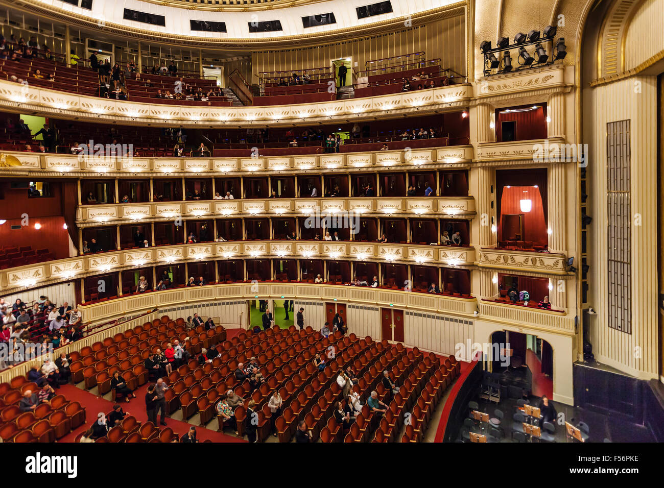 VIENNA, Austria - 28 settembre 2015: spettatore nell Opera di Stato di Vienna Casa. Wiener Staatsoper produce 50-70 opere liriche e balletti Foto Stock