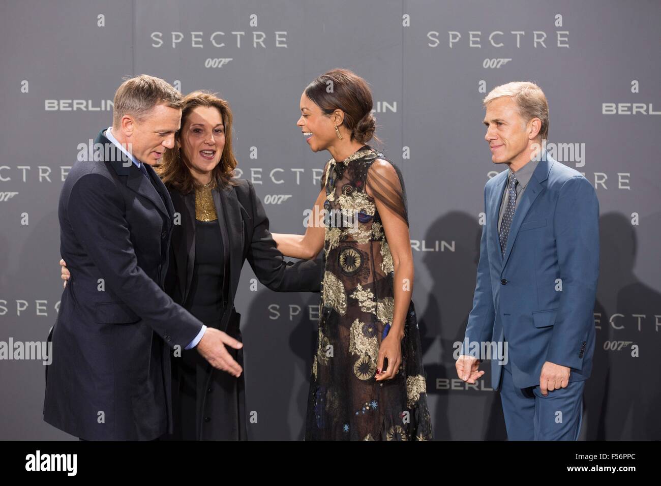 Berlino, Ca, Germania. 28 ott 2015. Daniel Craig, Barbara Broccoli, Naomie Harris, Christoph Waltz .tedesco premiere di 'Spectre' .Berlin, Germania .Ottobre 28, 2015 Credit: Roger Harvey/Globe foto/ZUMA filo/Alamy Live News Foto Stock