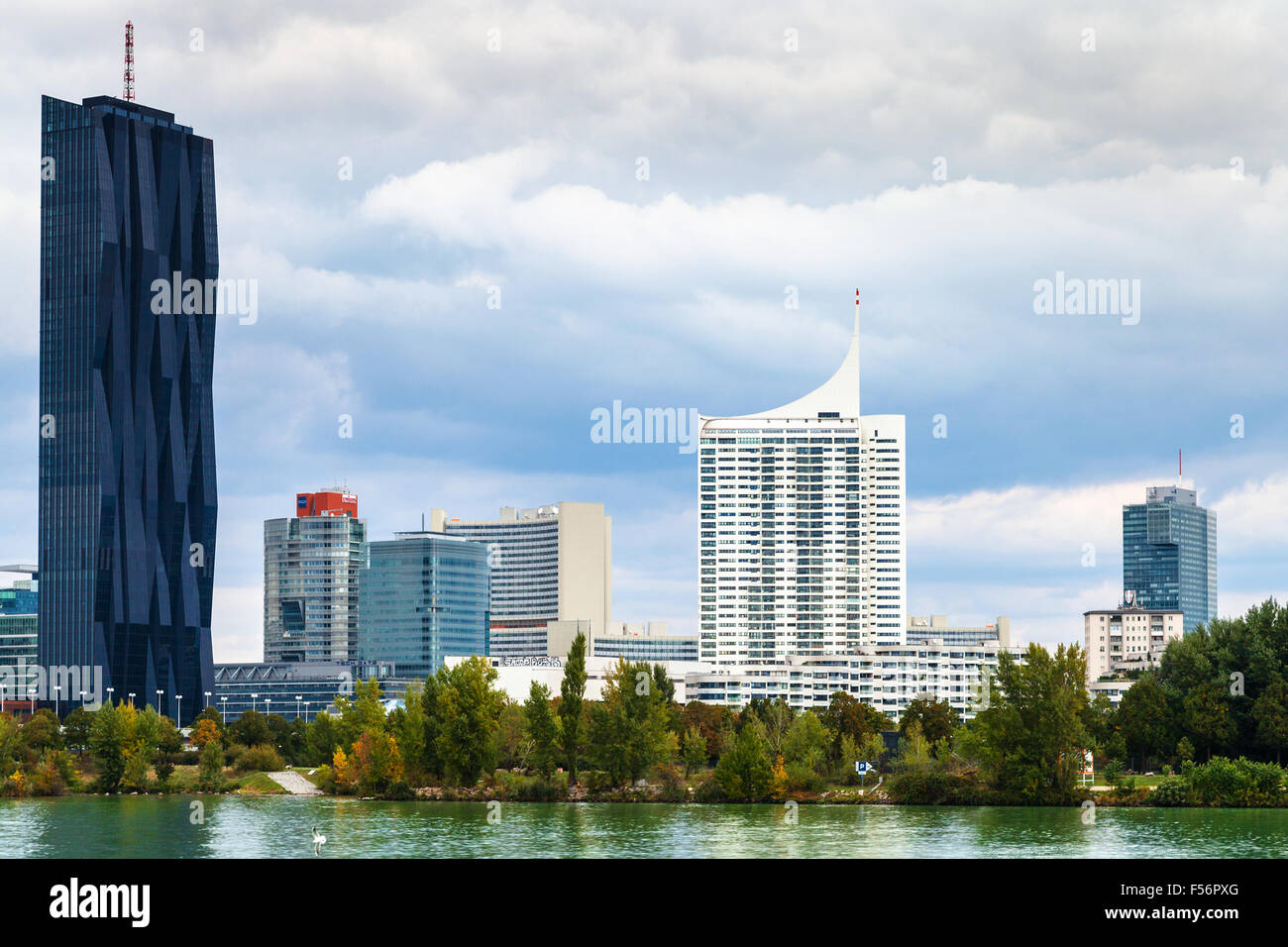 VIENNA, Austria - 30 settembre 2015: waterfront e il centro internazionale di Vienna (VIC, UNO City). L Ufficio delle Nazioni Unite a V Foto Stock
