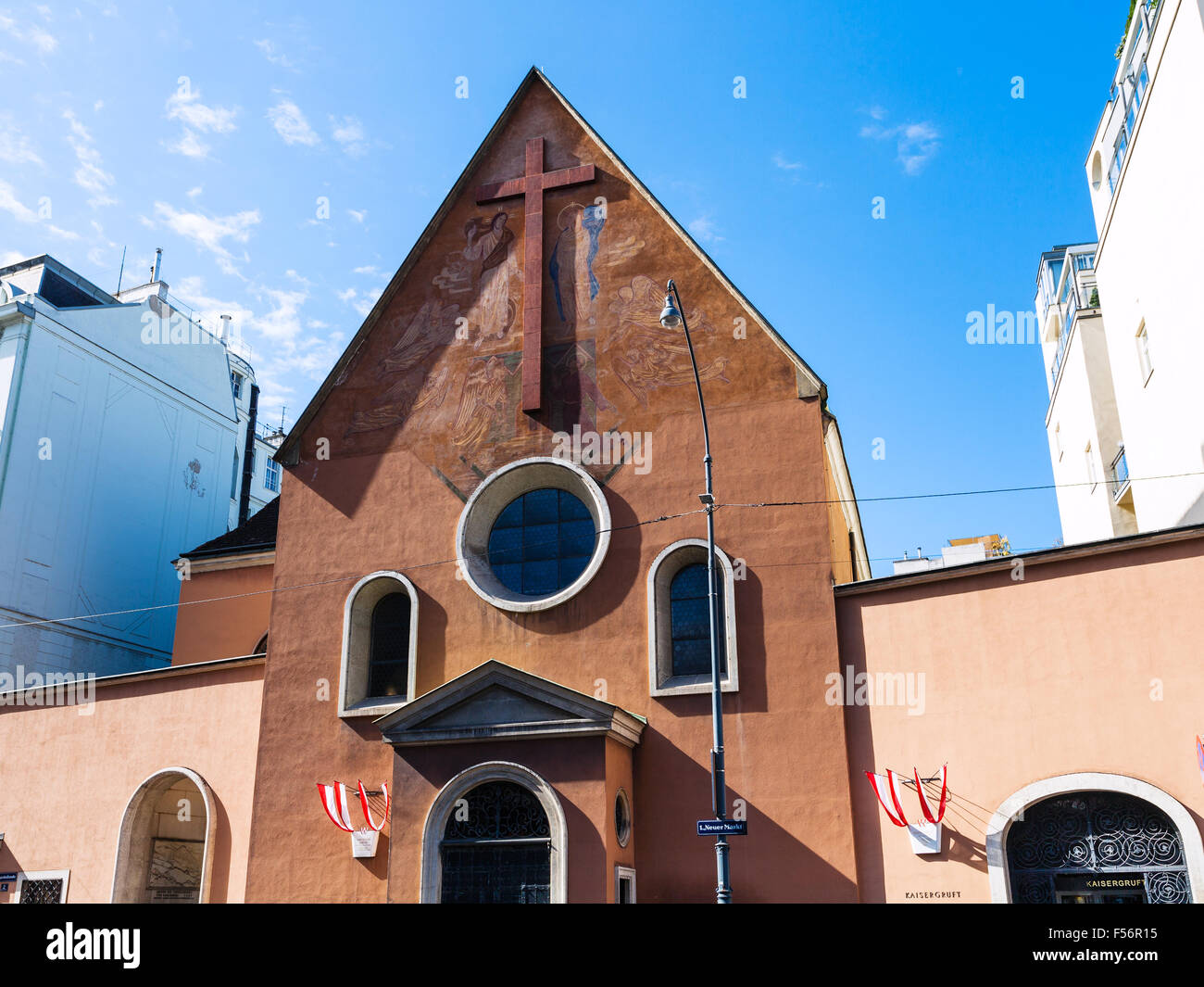 Viaggiare per la città di Vienna - facciata della Kapuzinerkirche (Chiesa dei Cappuccini, Chiesa di Santa Maria degli Angeli) sul Neuer Markt square, V Foto Stock