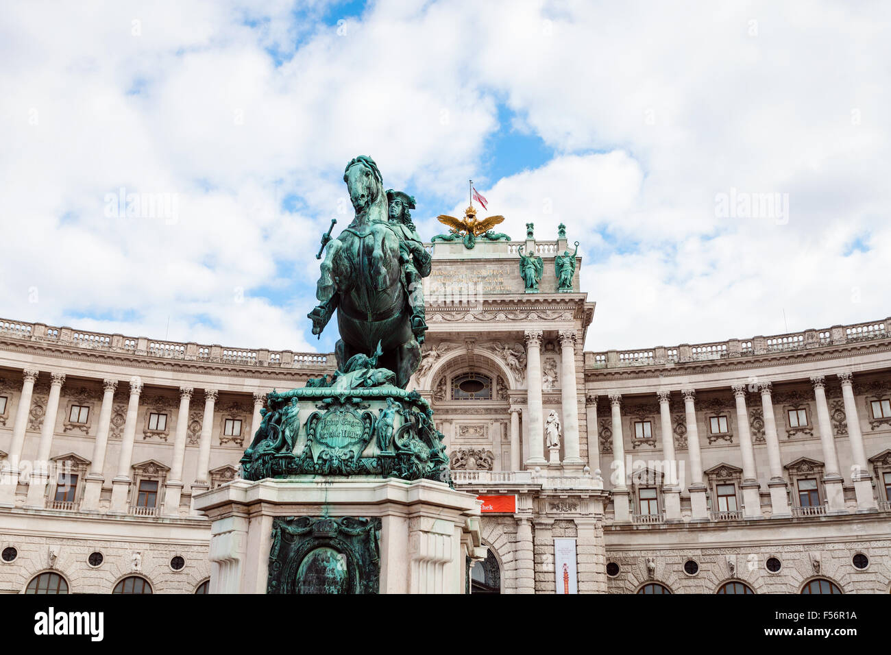 Viaggiare per la città di Vienna - Statua del Principe Eugenio di Savoia e Neue Burg nel Palazzo di Hofburg di Vienna, Austria Foto Stock