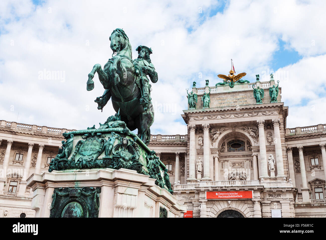 Viaggiare per la città di Vienna - Statua del Principe Eugenio di Savoia sulla Heldenplatz e la facciata della Neue Burg in Palazzo di Hofburg di Vienna, Austr Foto Stock